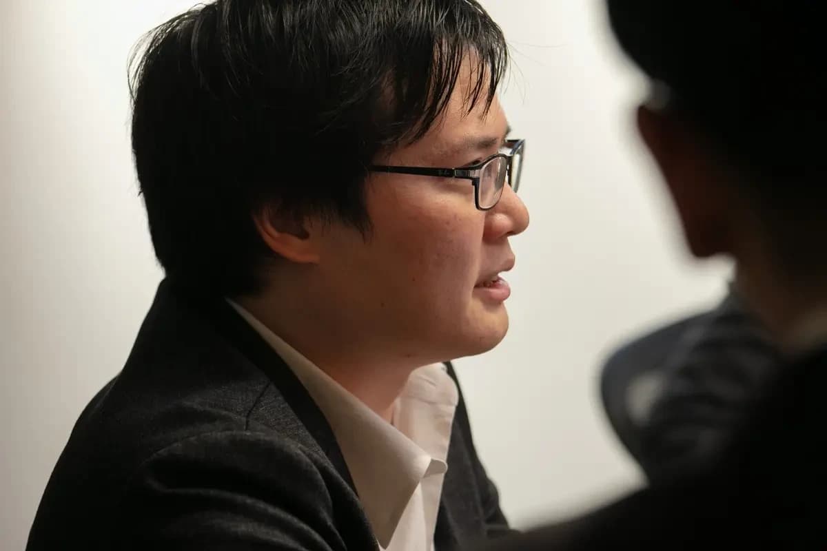 10ー文中1 【代表取締役CEO 荒木れい】創業わずか1年で、生成AIを活用した大企業の変革を実現