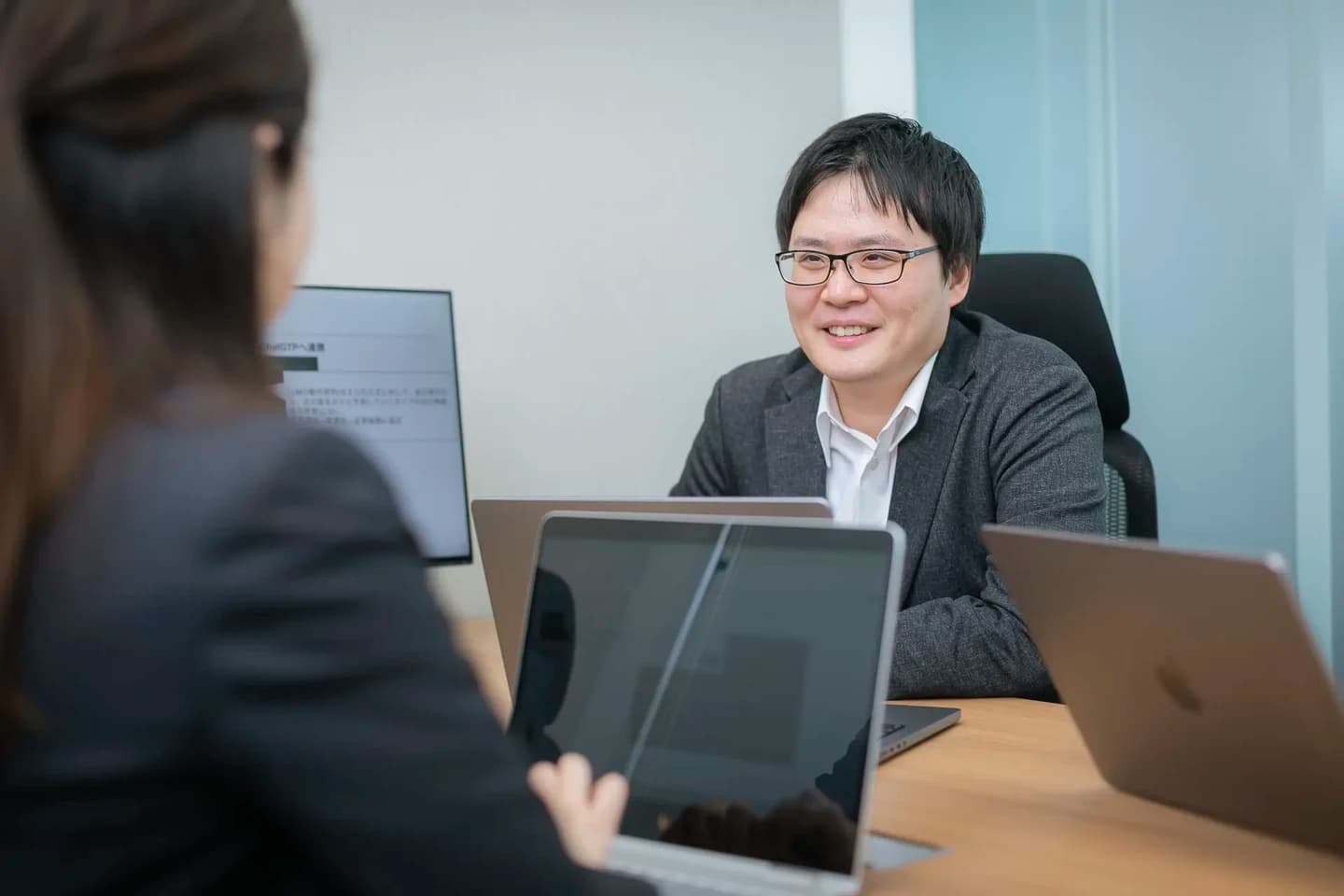 10-文中2 【代表取締役CEO 荒木れい】創業わずか1年で、生成AIを活用した大企業の変革を実現